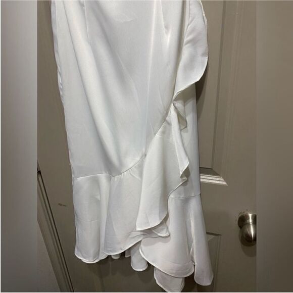 AmyLynn NWT V-neck Ruffle Midi Tea Dress White
Size Small - Picture 10 of 13